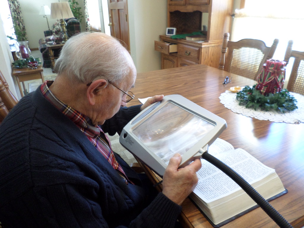 Reading Magnifier - Keep Reading With Macular Degeneration