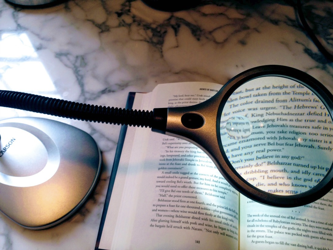 reading magnifier lamp